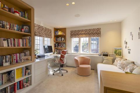 4 Constable Close, London, NW11 6TY