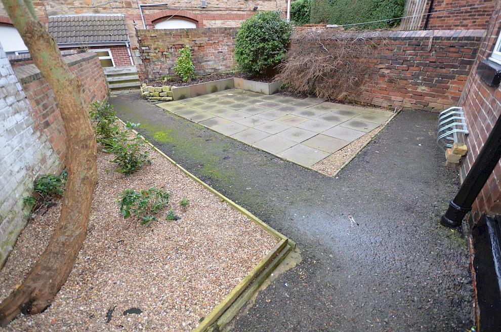 58-brocco-bank-rear-yard.990x0.jpg