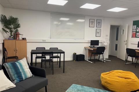 Studio to rent, Bank Street, Newquay TR7