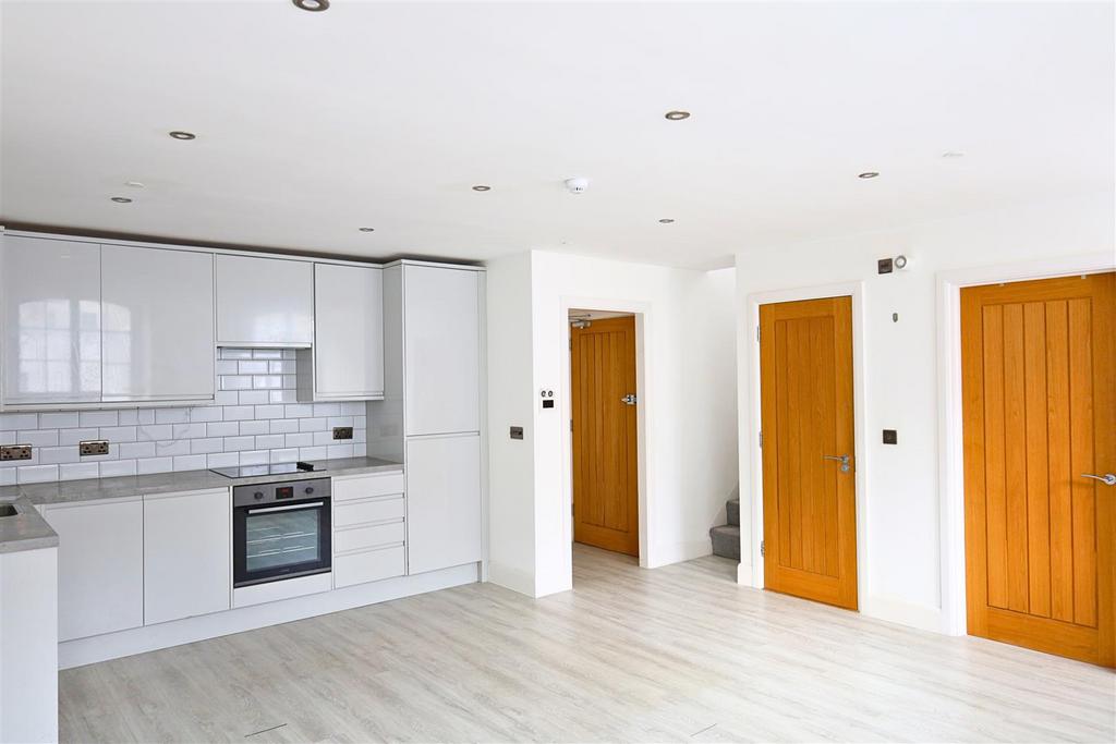 OPEN PLAN LOUNGE &amp; KITCHEN