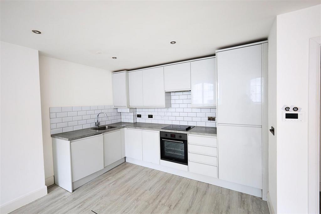 OPEN PLAN LOUNGE &amp; KITCHEN