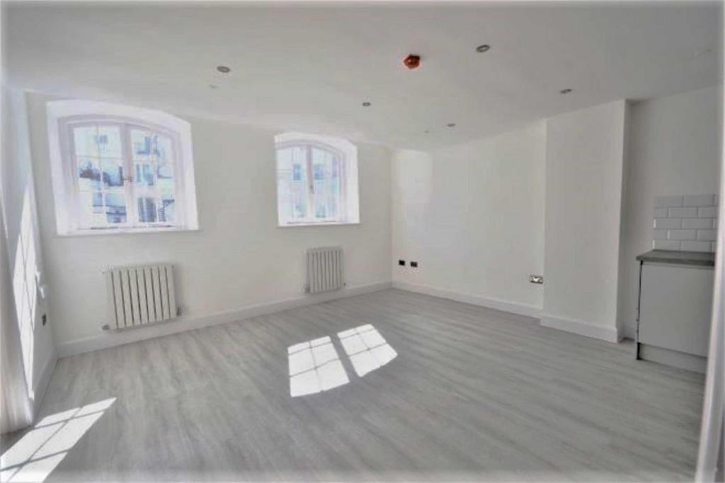 OPEN PLAN LOUNGE &amp; KITCHEN