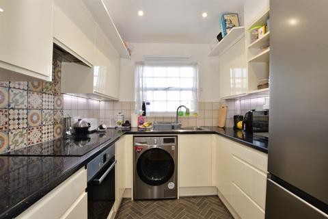 2 bedroom ground floor flat for sale, Queensberry Place, London E12