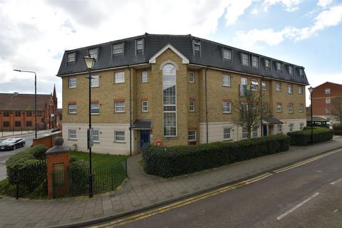 2 bedroom ground floor flat for sale, Queensberry Place, London E12