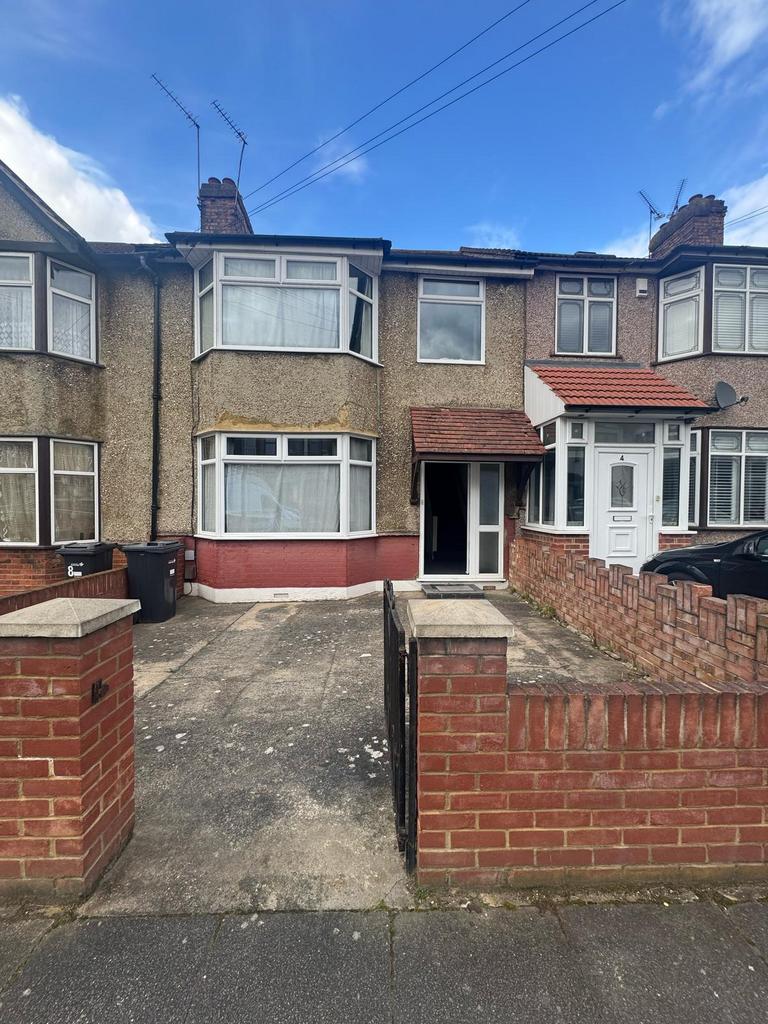 A Lovely Three Bedroom House to Let in Ilford