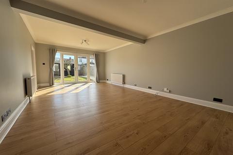 3 bedroom bungalow to rent, 3 bedroom Semi Detached Bungalow in Southend on Sea
