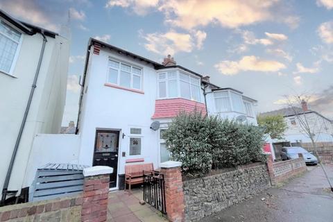 3 bedroom flat for sale, Beach Avenue, Leigh-on-Sea SS9