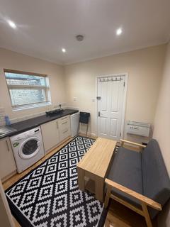 Studio to rent, 1-Bedroom Studio Flat for Rent in Broad Lane, N15