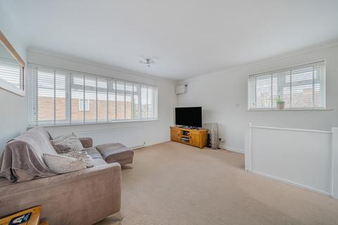 2 bedroom maisonette for sale, Devoke Way, Walton-On-Thames, Surrey, KT12