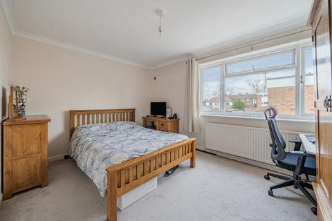 2 bedroom maisonette for sale, Devoke Way, Walton-On-Thames, Surrey, KT12