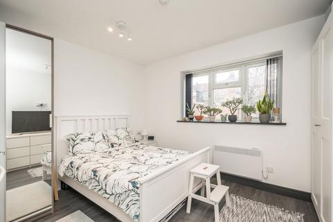 Studio to rent, Wellington Avenue, Hounslow TW3
