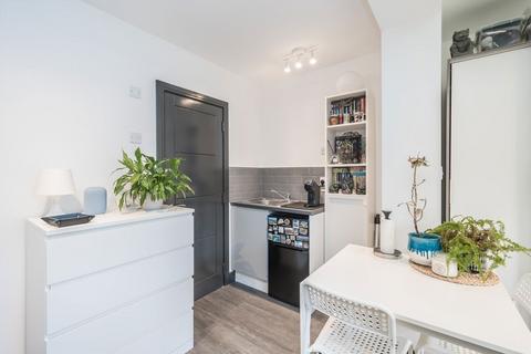 Studio to rent, Wellington Avenue, Hounslow TW3