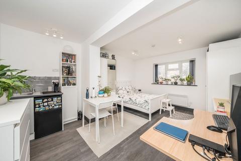 Studio to rent, Wellington Avenue, Hounslow TW3