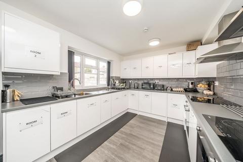 Studio to rent, Wellington Avenue, Hounslow TW3