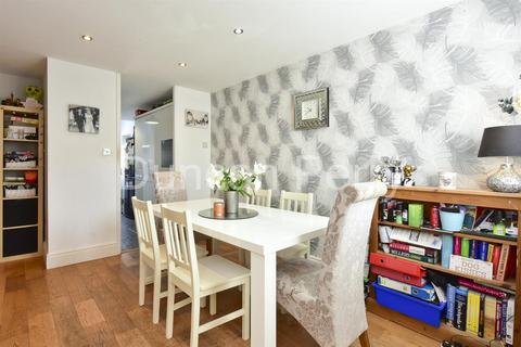17 Booths Close, Welham Green, Hatfield, AL9 7NW