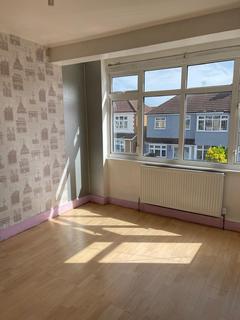 3 bedroom terraced house to rent, Beechfield Gardens, Romford RM7