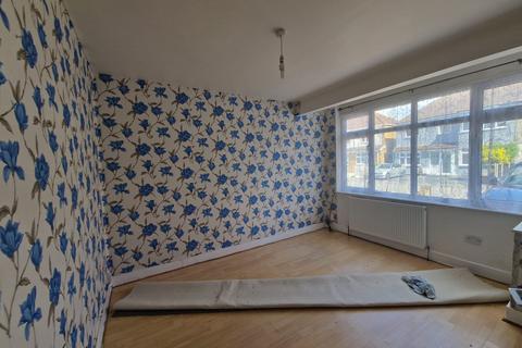 3 bedroom terraced house to rent, Beechfield Gardens, Romford RM7