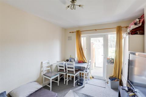 72 Barlock Road, Nottingham, NG6 0FF
