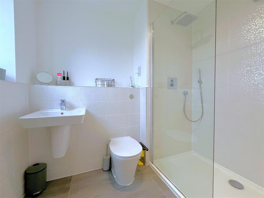 Bed 1 ensuite lights.jpg