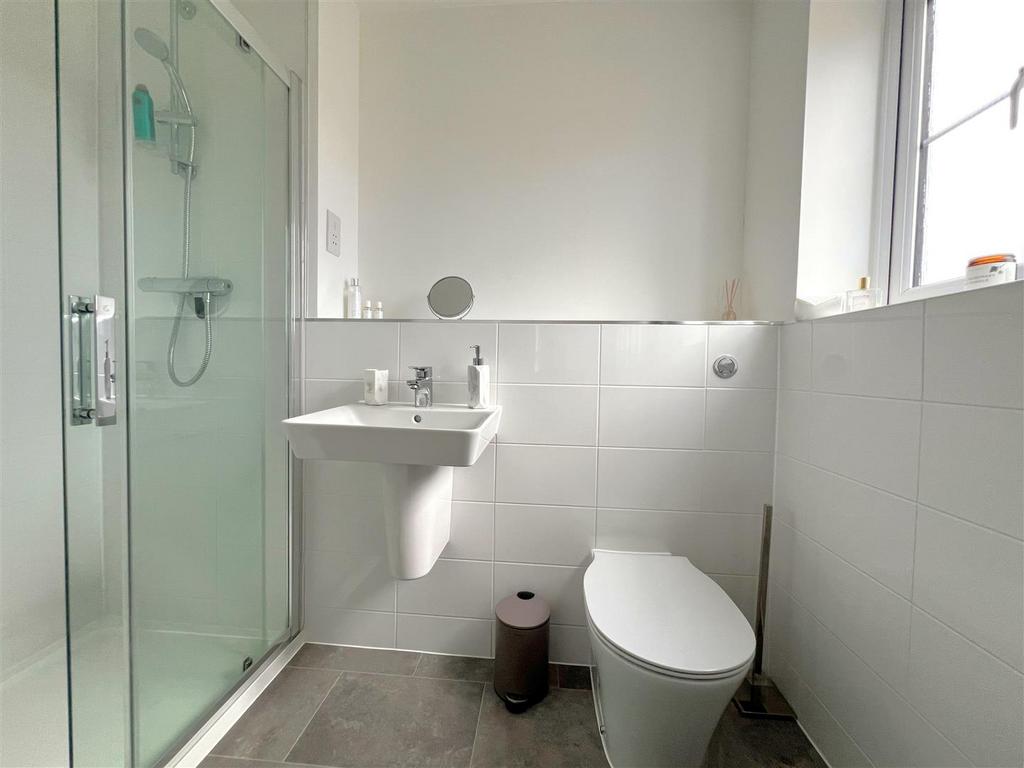 Bed 2 ensuite.jpg