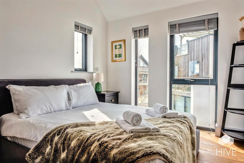 Large windows &amp; vaulted ceilings