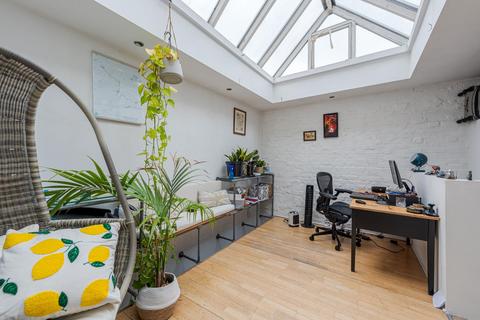 2 bedroom maisonette for sale, Battersea Rise, London SW11