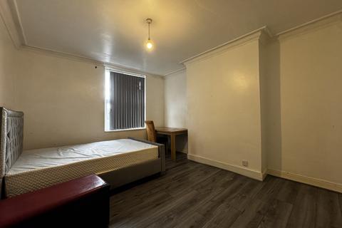 11 Ashton Mount, Leeds, LS8 5BT