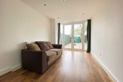 2 bedroom end of terrace house to rent, St Andrews Road, Acton