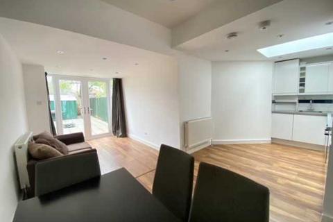 2 bedroom end of terrace house to rent, St Andrews Road, Acton