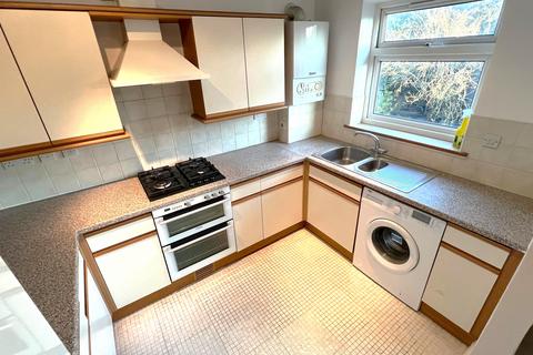 2 bedroom flat to rent, Cobbetts Avenue, Ilford IG4