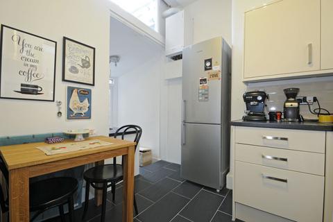 2 bedroom flat to rent, South View Road Hornsey N8