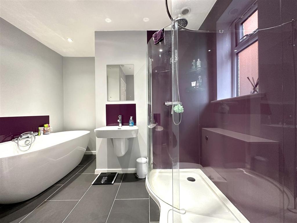 Superb Family Bathroom 662