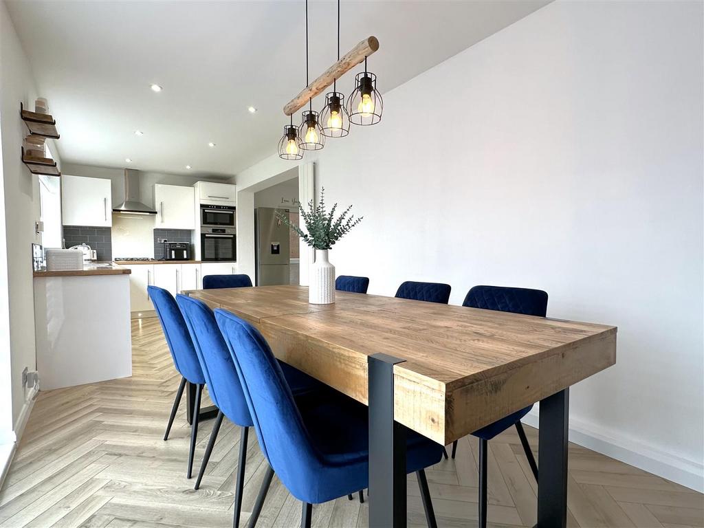 Family Dining Kitchen 729