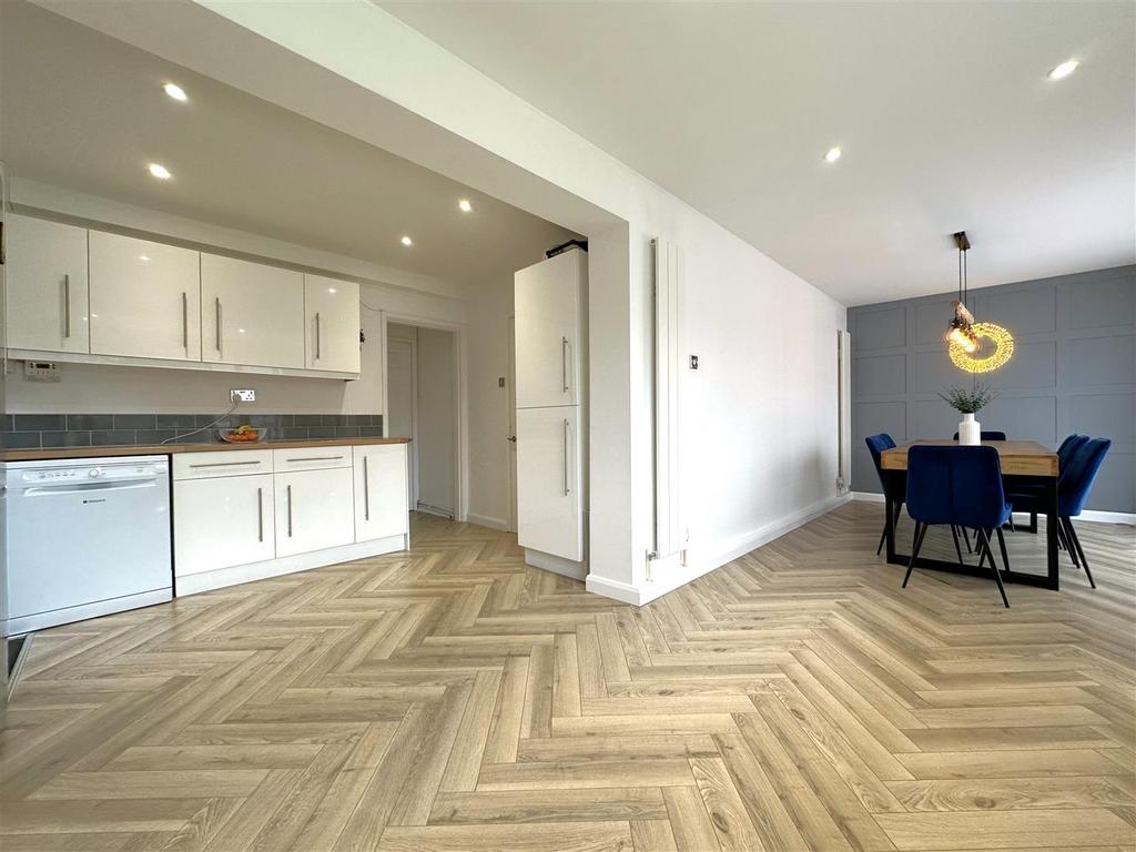Open-Plan Family-Sized Kitchen 740