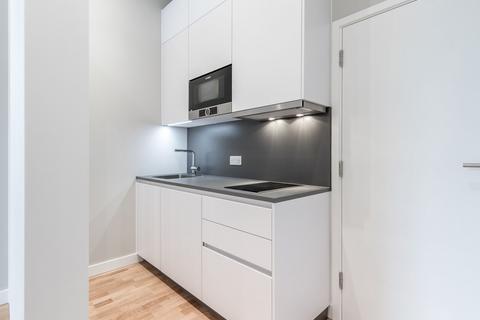 Studio to rent, at North, Flat 12, Riverside Apartments, Russell Road N13