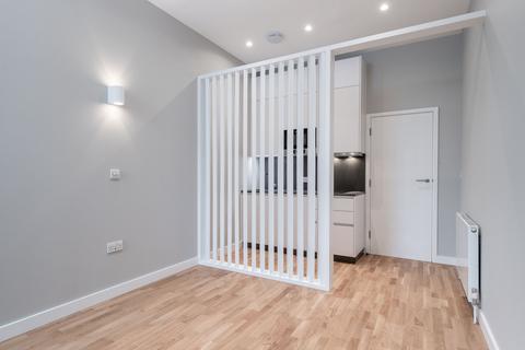 Studio to rent, at North, Flat 12, Riverside Apartments, Russell Road N13