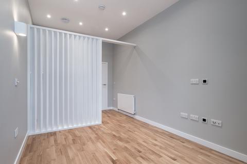 Studio to rent, at North, Flat 12, Riverside Apartments, Russell Road N13