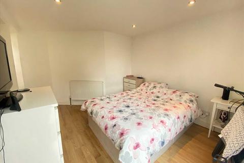 Studio to rent, St Andrews Road, Acton