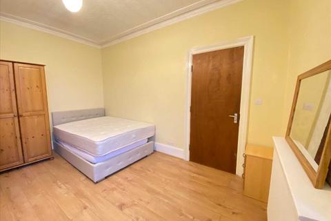 Studio to rent, Broughton Road, West Ealing