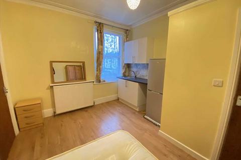 Studio to rent, Broughton Road, West Ealing