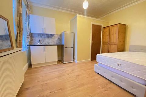 Studio to rent, Broughton Road, West Ealing