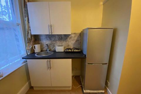 Studio to rent, Broughton Road, West Ealing