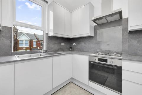 3 bedroom flat to rent, Deacon Road, London NW2