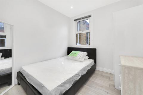 3 bedroom flat to rent, Deacon Road, London NW2