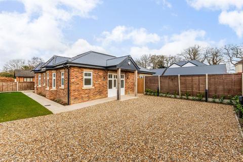 2 bedroom detached bungalow to rent, The Avenue, Ascot