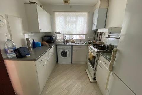 2 bedroom semi-detached house to rent, Frizlands Lane Dagenham RM10 7HL