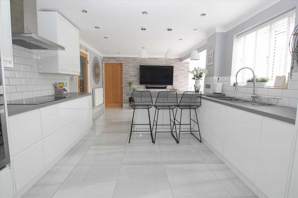 Kitchen / Dining
