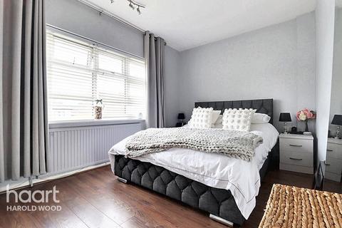 37 Woodstock Avenue, Romford, RM3 9NF
