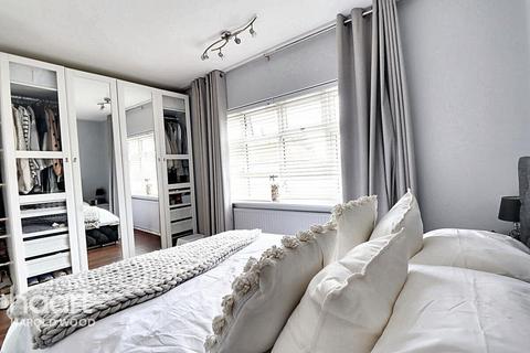 37 Woodstock Avenue, Romford, RM3 9NF