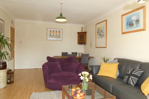 2 bedroom flat for sale, Woodlea Court, Leeds LS17